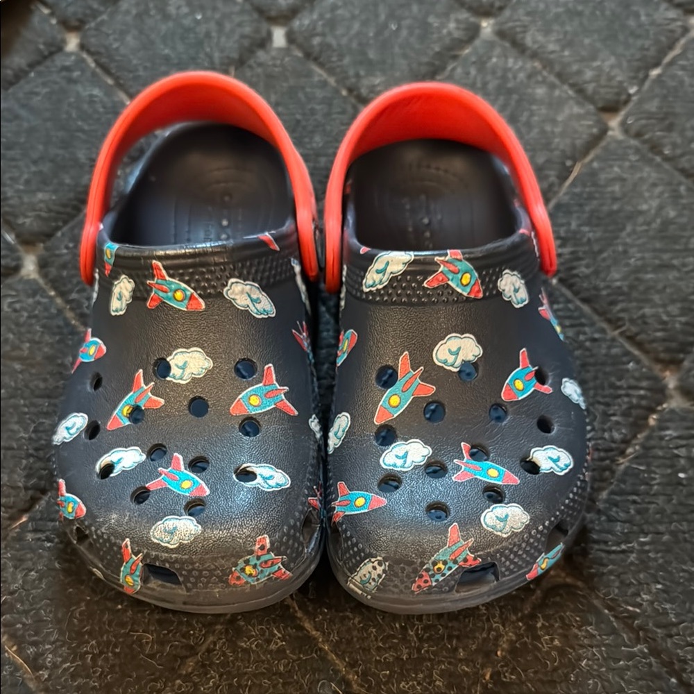 CROCS Kids Rocket Print Clogs - navy blue and red